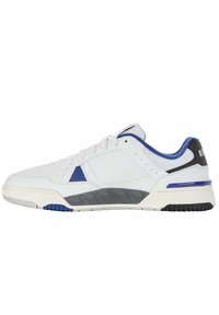 Scarpa sportiva bianca con accenti blu e grigi. Presenta una parte superiore in pelle liscia, suola in gomma e colletto imbottito per il comfort.