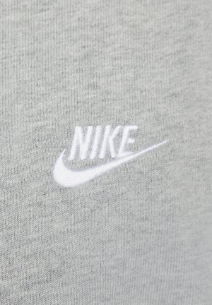 Szara bawełniana tkanina z białym haftowanym logo Nike, charakteryzująca się gładką strukturą i casualowym stylem.