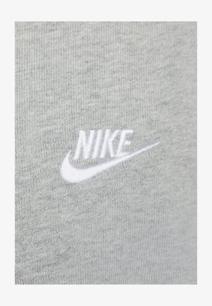 Szara bawełniana tkanina z białym haftowanym logo Nike, charakteryzująca się gładką strukturą i casualowym stylem.