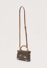 Brązowa torebka monogramowa o fakturowanym wykończeniu, ozdobiona kolorowym haftem zwierzęcym, złotymi elementami i odpinanym paskiem.