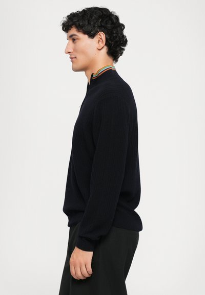 Maglione in maglia a coste blu navy con colletto zipper, con dettagli multicolori. Il design include maniche lunghe e una vestibilità rilassata.