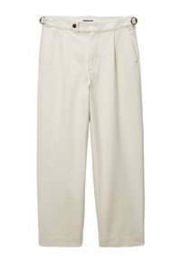 Pantalons larges de couleur crème en coton, avec une fermeture bouton, des passants de ceinture et des plis avant. Texture douce et coupe décontractée.