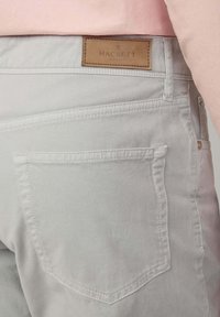 Svijetlosivi pamučni hlače s stražnjim džepom, kožnim logom s natpisom "HACKETT LONDON" i suptilnim detaljima šivanja.
