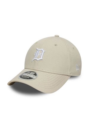 Gorra de béisbol beige hecha de tela, con un logo bordado en blanco con la letra "D" en la parte frontal, visera curva y correa trasera ajustable.