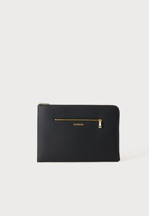 Sort rektangulært læderclutch med gyldent lynlåslomme og "Love Moschino"-logo i gyldent bogstavtryk foran.