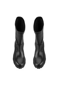 Zwarte leren enkelboots met een gladde afwerking, ronde neuzen en rubberen lugzolen voor grip. Naaddetails langs de zijkanten.