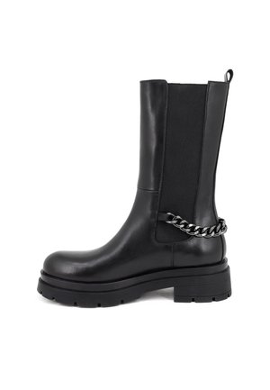 Stivale nero in pelle a metà polpaccio con suola robusta, pannello laterale elastico, tirante e dettaglio di catena d'argento avvolto intorno alla caviglia.