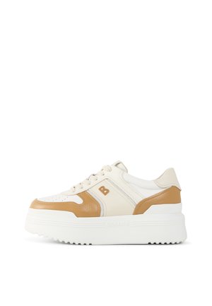 Weiße und sandfarbene Leder Sneakers mit einer dicken weißen Sohle, die perforierte Details und ein Logo an der Seite aufweist. Glatte und strukturierte Oberflächen.