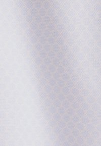 Lichtblauw stof met een textuurpatroon van kleine diamanten, waardoor een subtiel, herhalend ontwerp ontstaat. Zacht materiaal met een gladde afwerking.