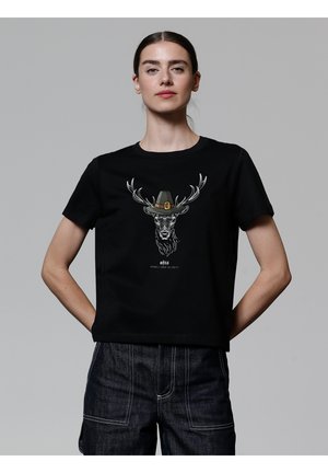 Schwarzes Baumwoll-T-Shirt mit einem Grafikdesign eines Hirsches, der einen Hut mit Geweihen trägt, in Weiß- und Grautönen, Rundhalsausschnitt und kurzen Ärmeln.
