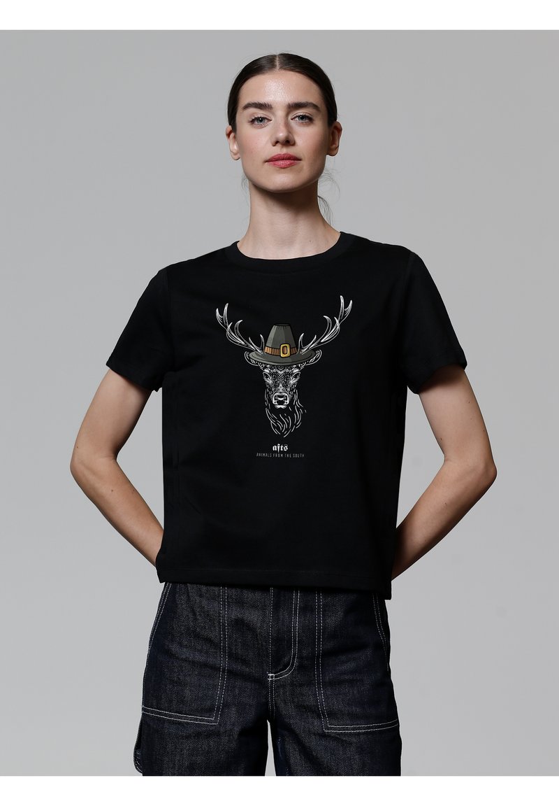 Zwarte katoenen t-shirt met een afbeelding van een hert dat een hoed met gewei draagt, met witte en grijze details, ronde hals en korte mouwen.