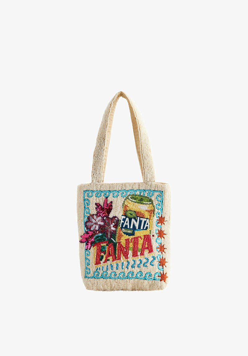 Sac cabas beige perlé avec un motif coloré représentant une canette de Fanta citron, des fleurs et des motifs décoratifs bleus et rouges.