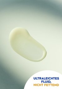 Leichtgewichtige, nicht fettende Flüssigkeit in einer glatten, semi-transluzenten weißen Textur, geformt wie ein Tropfen vor einem sanften Farbverlauf-Hintergrund.