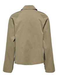 Veste beige à manches longues, coupe droite, col plat et coutures visibles, vue de dos sur fond blanc.