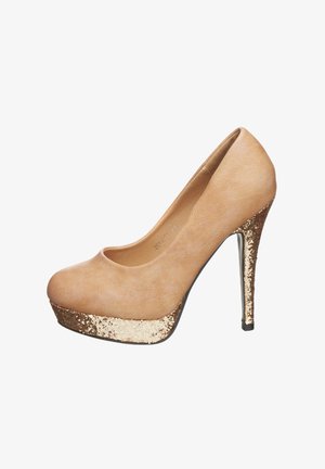 Zapato de tacón alto color beige con punta redondeada, plataforma dorada brillante y tacón de aguja.