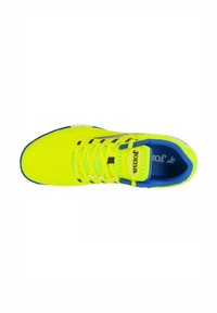 Scarpa da atletica gialla neon con superiore testurizzato, accenti blu e lacci neri. Presenta una linguetta imbottita e un logo del marchio sul lato.