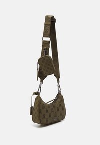 Oliven grøn skuldertaske med gentagende logo-mønster, justerbar rem og aftagelig pung; har metalbeslag og lynlås lukning.
