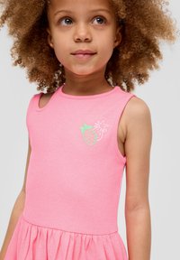 Rosa, geripptes, ärmelloses Kleid mit einem gerafften Rock und einem grünen, gestickten Ananasdesign auf der Brust. Weiche Stofftextur.