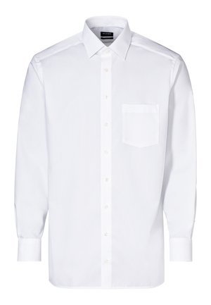 Hvid langærmet skjorte med knapper, spids krave og venstre brystlomme, vist på en ensfarvet hvid baggrund.
