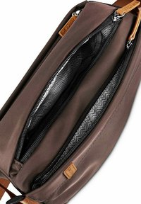 Hnědá látková crossbody taška s dvěma zipovými oddíly, s podšívkou ve vzoru cik-cak a koženými akcenty. Hladká textilie, obdélníkový tvar.