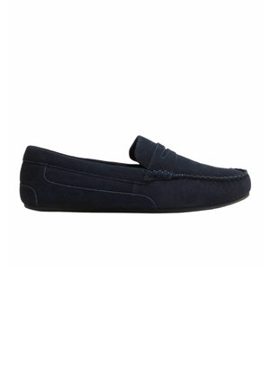 Navy blå ruskind penny loafer med mokkasyning og lav hæl, vist fra siden på en hvid baggrund.