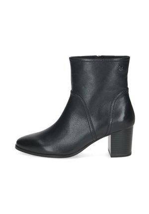 Botte de cheville en cuir noir avec une finition lisse, un bout effilé et un talon empilé. Présente une couture minimale et une fermeture éclair sur le côté.
