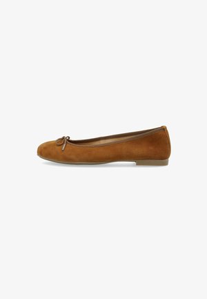 Braune Wildleder-Ballerinas mit runder Zehenpartie, kleiner Schleife an der Vorderseite und einer niedrigen, flexiblen Sohle. Glatte Textur und schlankes Design.