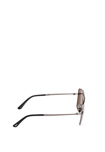 Słoneczne okulary w metalowej oprawie z brązowymi gradientowymi soczewkami, cienkimi srebrnymi zausznikami i czarnymi gumowymi końcówkami. Posiadają subtelne logo blisko zawiasu.