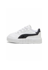 Weiße Turnschuhe mit einer strukturierten schwarzen Seitenpartie, gepolstertem Zungenbereich und einer dicken weißen Gummisohle mit horizontalen Linien und Markenzeichen.