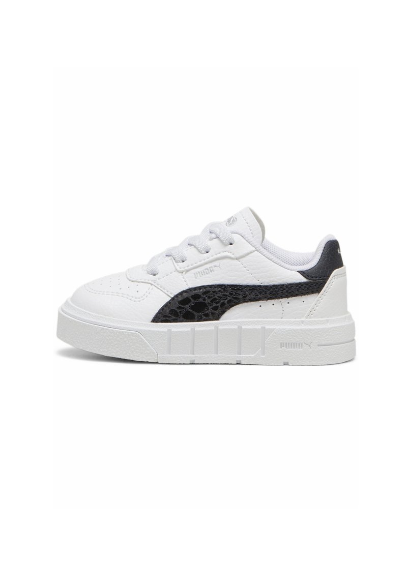 Weiße Turnschuhe mit einer strukturierten schwarzen Seitenpartie, gepolstertem Zungenbereich und einer dicken weißen Gummisohle mit horizontalen Linien und Markenzeichen.