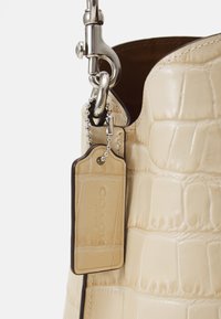 COACH EMBOSSED WILLOW SHOULDER BAG - Τσάντα χειρός - ivory