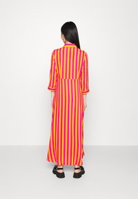 YAS Petite YASSAVANNA LONG SHIRT DRESS  - Maxi šaty - orange pepperstripes:fuchsia purple