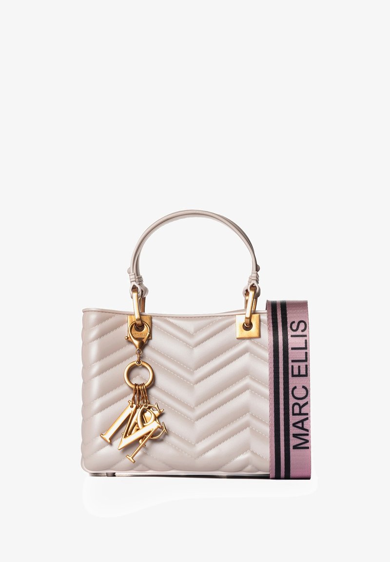 Borsa a tracolla crema trapuntata con hardware dorato, dotata di un ciondolo charm e una tracolla rosa con l'etichetta "MARC ELLIS". Forma rettangolare compatta.