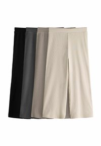 Vier Paare von hoch taillierten Shorts in Schwarz, Dunkelgrau, Beige und Hellbeige. Der Stoff hat eine gerippte Textur mit geraden Säumen.