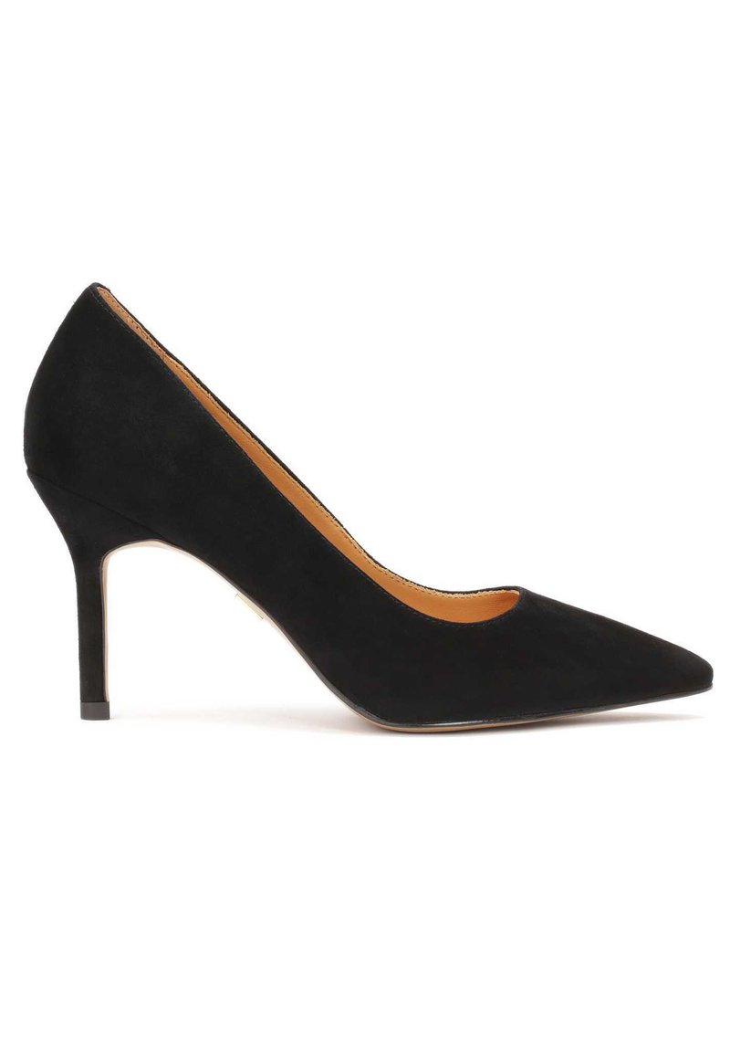 Čierne semišové lodičky s vysokým opätkom, so špicatou špičkou, elegantným siluetou a tenkým stiletto opätkom. Interiér má béžovú podšívku.