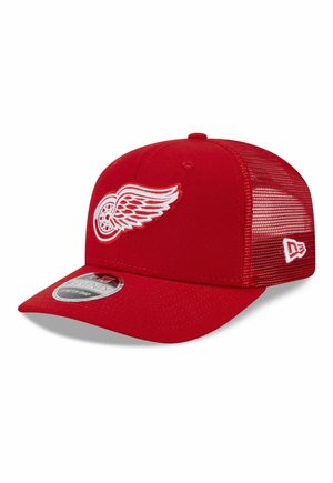 Roter Baseballcap aus Netzstoff mit einem weißen Flügelrad-Logo auf der Vorderseite und einem weißen New Era-Logo an der Seite.