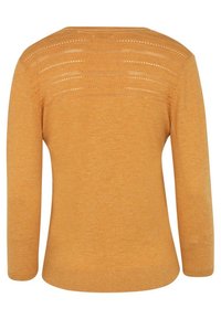 Senapsgul tröja med långa ärmar, ribbat nederkant och en mönstrad stickad rygg med horisontella utskärningar och en slät textur.