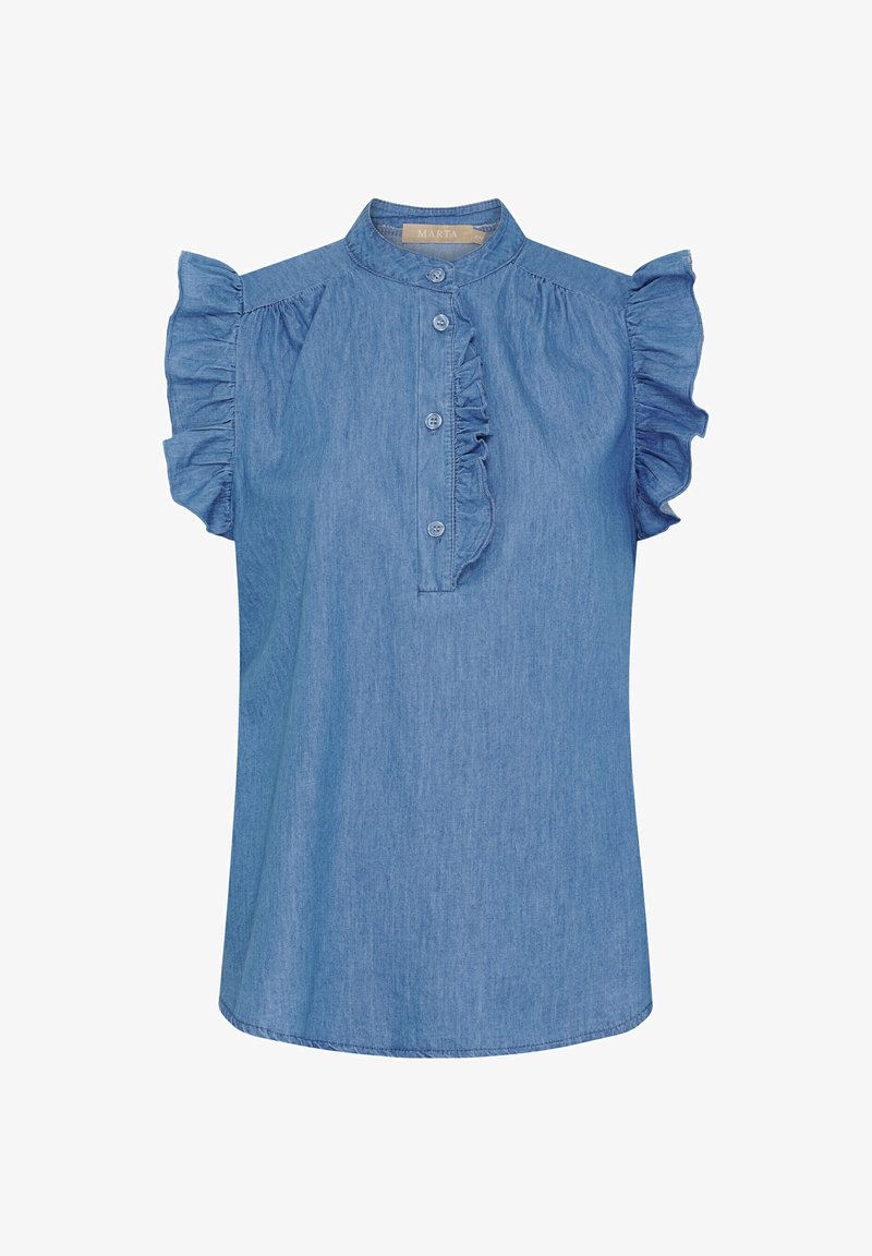 Lyseblå denimbluse med korte flæsekorte ærmer, en stand-up krave og knaplukning foran. Har en lodret flæse ned langs midten.