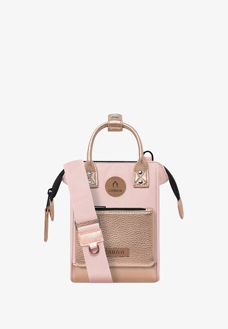 Petit sac à main en tissu rose, avec des accents métalliques roses et une poche frontale en bronze texturé. Il comporte une poignée supérieure et une bandoulière amovible.