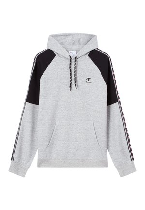 Grauer Hoodie mit schwarzen Raglanärmeln, verstellbarem Kordelzug, Fronttasche und Logo auf der Brust. Mit gestreiften Akzenten entlang der Ärmel.