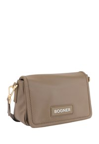 Borsa a tracolla in nylon beige con chiusura a patta, hardware color oro e una patch con logo. Presenta una forma rettangolare con bordi cuciti.