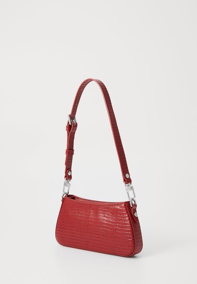 Κόκκινη ψεύτικη δερμάτινη τσάντα χειρός με υφή σε σχέδιο κροκολεπίδας. Διαθέτει ρυθμιζόμενο λουρί, ασημί αξεσουάρ και φερμουάρ στην κορυφή.