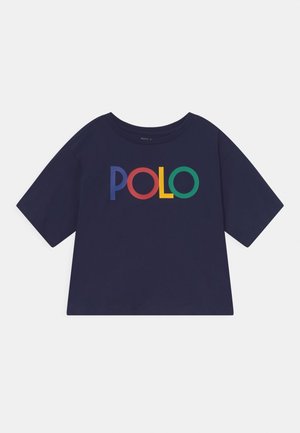 Marineblå t-shirt med løs pasform, rund halsudskæring og korte ærmer, med flerfarvet "POLO" tekst tværs over brystet.