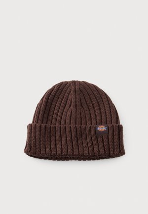 Gorro de punto acanalado marrón, con vuelta y un parche con el logotipo de Dickies, sobre un fondo liso y claro.