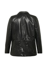 Schwarze Lederjacke mit glatter Textur, ausgestattet mit einem Nietenkragen und geradem Schnitt. Der Rücken ist unornamentiert mit einer mittigen Naht.