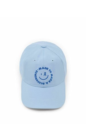 Hellblaues Baumwollcap mit gebogenem Schirm, verziert mit besticktem Text und einem Smiley-Design. Sechs sichtbare Lüftungsösen.