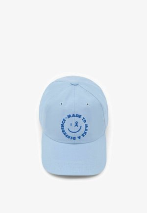 Hellblaues Baumwollcap mit gebogenem Schirm, verziert mit besticktem Text und einem Smiley-Design. Sechs sichtbare Lüftungsösen.