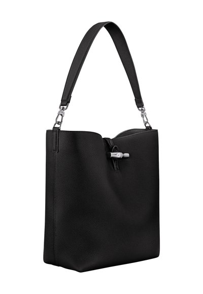 Schwarze strukturierte Tragetasche mit einer klaren Form, ausgestattet mit einem Schulterriemen und einem eleganten silbernen Toggle-Verschluss.