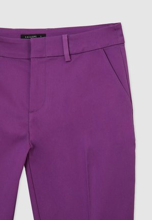 Pantaloni su misura viola con una texture liscia, dotati di zip frontale, tasche laterali e una cintura ampia. Etichetta di dimensione visibile.