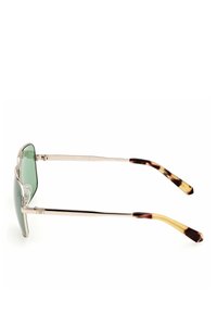 Occhiali da sole con montatura in metallo e lenti verdi, caratterizzati da un design elegante. Le astine presentano un motivo tartarugato con una texture liscia.